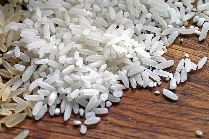 Reiskörner liegen auf einem Tisch